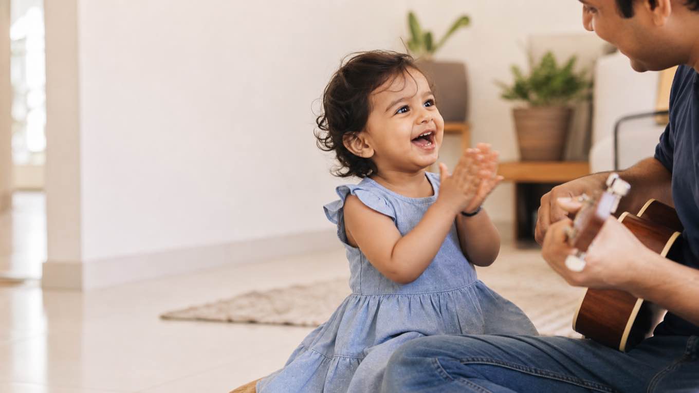 बाळ कधी चालायला आणि बोलायला लागते? वयाचे नेमके पट्टे, वॉकरचे सत्य आणि धोक्याची लक्षणे