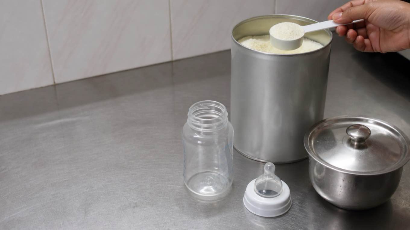 Formula feeding: choosing, preparing safely, and doing it without guilt