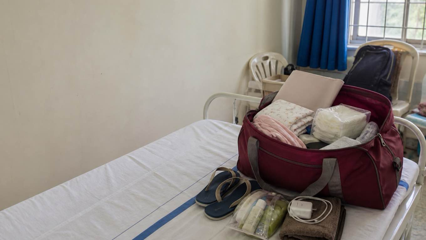 The hospital bag: the complete checklist, and what to leave at home