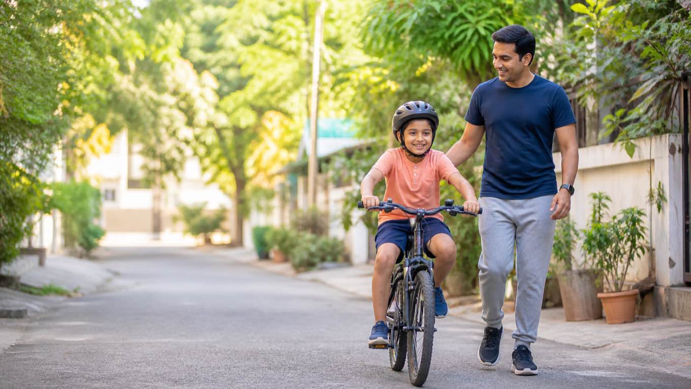 मुलांचा स्क्रीन टाइम किती असावा? वयानुसार मर्यादा, जेवतानाचा मोबाईल सोडवण्याचा 2 आठवड्यांचा प्लॅन