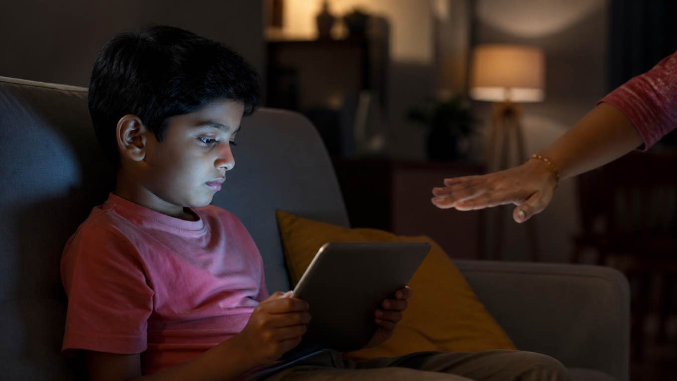 குழந்தைகளுக்கு Screen Time: வயது வாரியான வரம்பும், போரில்லாமல் குறைக்கும் திட்டமும்